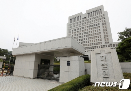 '재판거래 사법행정권 남용 의혹'을 조사하는 검찰이 전 법원행정처 기획조정심의관을 소환한다. 사진은 서울 서초구 대법원 청사 전경. /사진=뉴스1