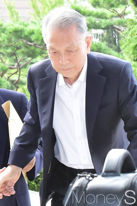 [머니S포토] 검찰 출석 김기춘, 또다시 피의자 신분으로