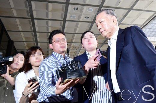 [머니S포토] 검찰 출석 김기춘, 취재진 질문에 묵묵부답