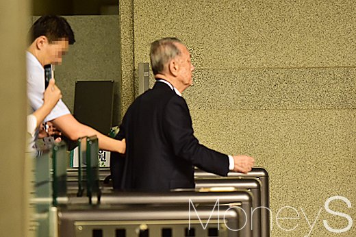 [머니S포토] 검찰청사 들어선 김기춘