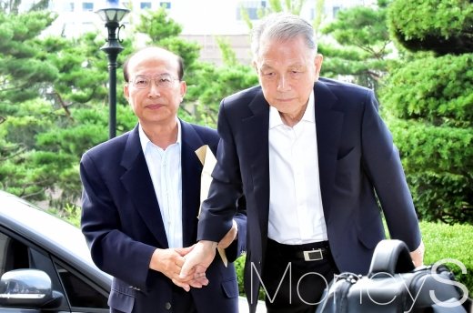 양승태 대법원의 재판거래 의혹에 연루된 김기춘 전 대통령 비서실장이 14일 오전 서울 서초구 서울중앙지방검찰청에 출석하고 있다./사진=임한별 기자