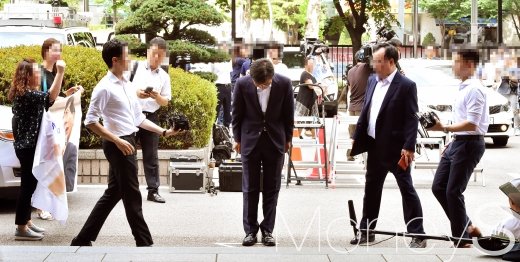 [머니S포토] 선고공판 앞두고 또 고개 숙인 안희정