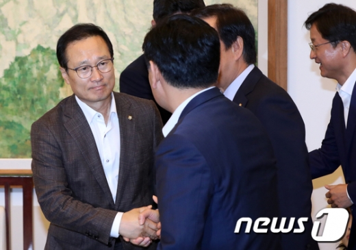 홍영표 더불어민주당 원내대표와 김성태 자유한국당 원내대표가 13일 오전 서울 여의도 국회에서 열린 국회의장 주재 여야 교섭단체 원내대표 회동에서 악수하고 있다. /사진=뉴스1