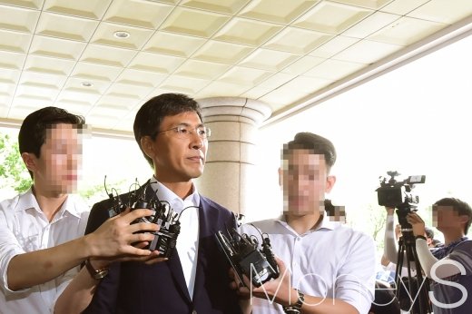 '비서 성폭력' 혐의를 받는 안희정 전 충남도지사가 14일 오전 서울 서부지방법원에서 열린 선고공판에 출석했다./사진=임한별 기자