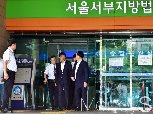 [머니S포토] 1심 무죄, 법원 나서는 안희정
