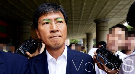 [머니S포토] 1심 무죄 안희정, 꽉 깨문 입술