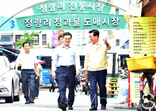 [머니S포토] 청량리 청과물시장 방문한 김동연 부총리