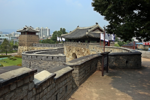 훼손없이 원형 그대로 보존돼 보물에 지정된 화서문과 서북공심돈. /사진제공=한국관광공사