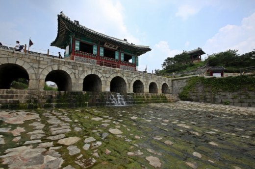 수원천 위에 걸린 북수문인 화홍문. /사진제공=한국관광공사