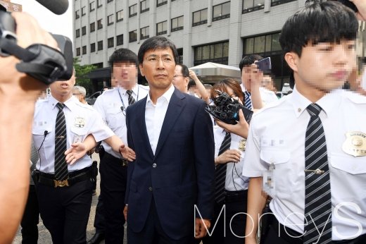 1심 선고 무죄 판결을 받은 안희정 전 충남지사가 14일 서울 공덕동 서울서부지방법원을 나서고 있다. /사진=임한별 기자