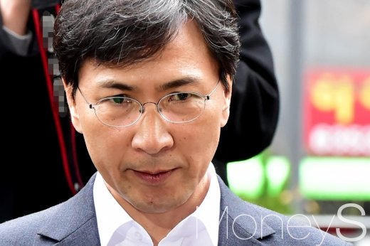 성폭행 혐의를 받고 있는 안희정 전 충남도지사가 지난 3월19일 서울 마포구 서울서부지방검찰청에 출석해 취재진 질문을 받고 있다. /사진=임한별 기자