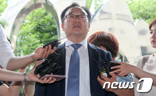 수행비서를 위력으로 성폭행한 혐의 등을 받는 안희정 전 지사의 법률대리인 이장주 변호사가 지난 7월11일 서울 마포구 서부지방검찰청으로 들어서며 기자들의 질의에 답하고 있다. /사진=뉴스1