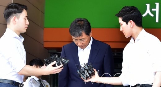 1심 선고 공판에서 무죄 판결을 받은 안희정 전 충남지사가 14일 서울 공덕동 서울서부지방법원을 나서며 고개를 숙이고 있다. /사진=임한별 기자