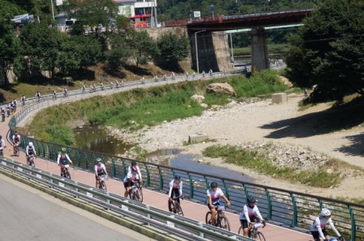 1차 국토순례 기간 북한강자전거길을 달리는 청소년들. /사진제공=대한자전거연맹