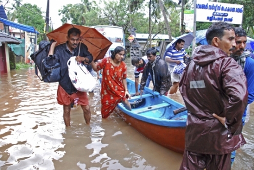16일(현지시간) 인도 남서부 케랄라주(州)를 덮친 100여년만의 최악의 홍수로 막대한 사망자가 발생한 가운데 주민들이 급히 대피하고 있다/사진=AP/뉴시스