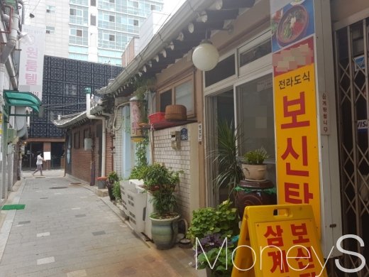 지난 20일 점심시간임에도 불구하고 서울 종로구 인근 보신탕집 골목에는 지나가는 손님도 없다. /사진=류은혁 기자