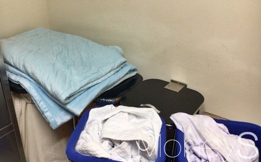21일 밤 서울 신촌 세브란스병원에 있는 세탁물 수거함. /사진=강산 기자