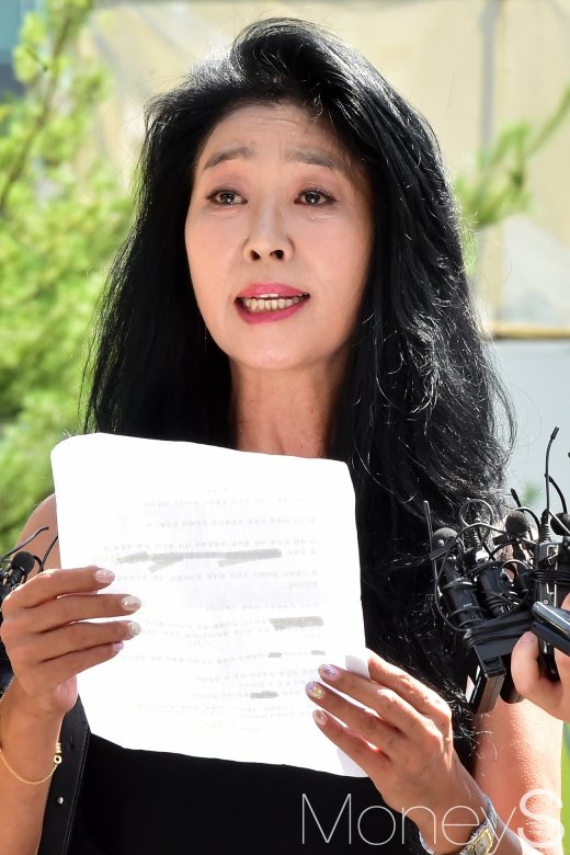 경찰출석 김부선. 배우 김부선이 이재명 경기지사 여배우 스캔들 의혹과 관련해 ㅇ늘(22일) 경기 분당경찰서에 피고발인 신분으로 출석했다. /사진=임한별 기자
