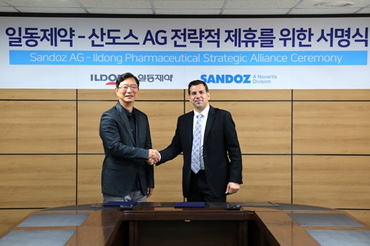 윤웅섭 일동제약 대표(왼쪽)와 프랜시스 베일런트 산도스 아세안·북아시아 책임자가 MOU 체결 후 기념촬영을 하고 있는 모습. /사진=일동제약