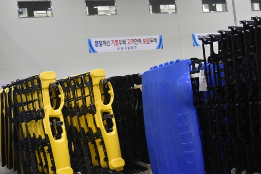 동국실업 신아산공장, 사출된 크래시패드는 공장 내에서 이동 시 보호커버를 씌워 이동한다. 제품의 손상을 막기 위한 조치. /사진=동국실업