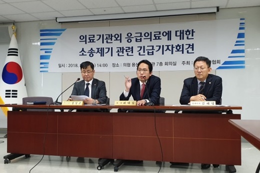 최대집 대한의사협회 회장(가운데)이 29일 오후 의료기관 외 응급의료에 대한 소송제기 관련 긴급기자회견을 열고 “생명구조라는 선의의 목적으로 한 의료활동에 대해 과실여부를 묻는 것은 어불성설”이라고 발언하고 있다. /사진=의협 