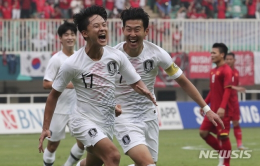 2018 아시안게임 축구 결승.한일전. 일본 아랍에미리트.한국 일본 축구. 29일(현지시각) 오후 인도네시아 치비농 파칸사리 스타디움에서 열린 '2018 자카르타·팔렘방 아시안게임' 남자 축구 대한민국과 베트남의 경기. 대한민국 이승우가 골을 넣은 뒤 손흥민과 기뻐하고 있다. /사진=뉴시스