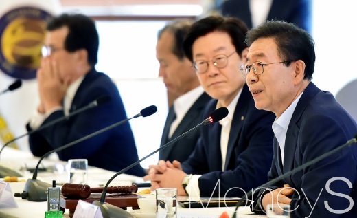 [머니S포토] 시‧도지사협의회, 박원순 옆 이재명
