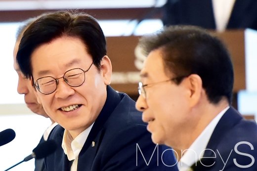 [머니S포토] 활짝 웃는 박원순 옆 이재명