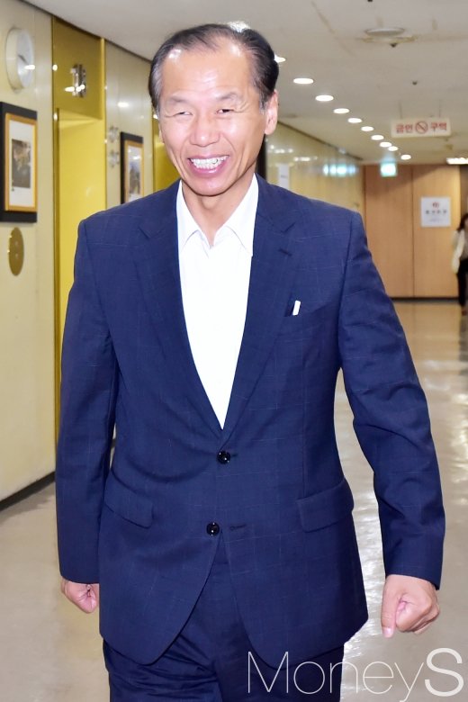 [머니S포토] 최문순 강원지사, 입가에 걸린 미소