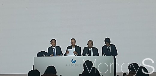 왼쪽부터 필립모리스 김병철 전무, 마누엘 피취 박사, 데이비드 카얏 박사가 30일 서울 중구 을지로 롯데호텔 서울에서 열린 기자간담회에서 취재진의 질의에 답하고 있다. /사진=허주열 기자