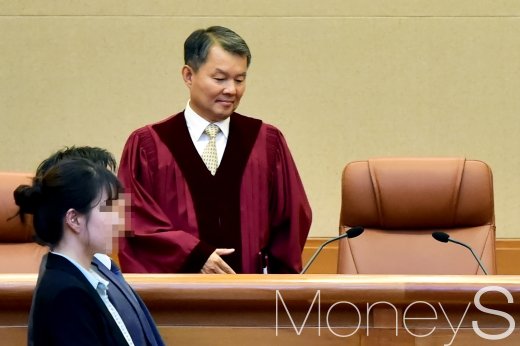 [머니S포토] 자리에 앉는 이진성 헌재소장