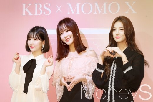 ▲ 여자친구 은하(왼쪽부터), 여자친구 유주, 라붐 솔빈