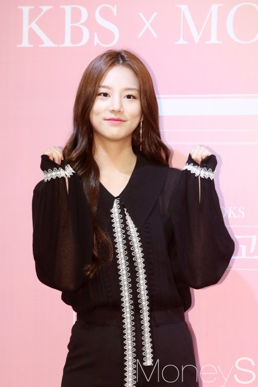 [머니S포토] 앙증맞게 주먹 쥔 라붐 솔빈