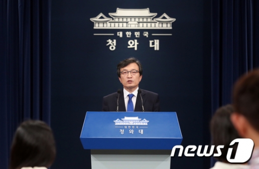 김의겸 청와대 대변인은 31일 오후 4시40분쯤 춘추관에서 브리핑을 갖고 "문 대통령이 특사를 파견하겠다'고 제안했다"고 밝혔다. 이날 청와대의 뉴스특보로 한국-중국 아시안게임 야구경기 중계가 일시 중단됐다./사진=뉴스1