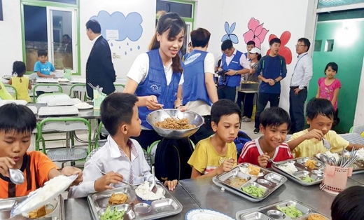 삼성전자는 박닝성 락베마을에 건립한 삼성희망학교 에서 매주 금요일 웰스토리 급식 봉사 등을 진행한다 / 사진=삼성전자
