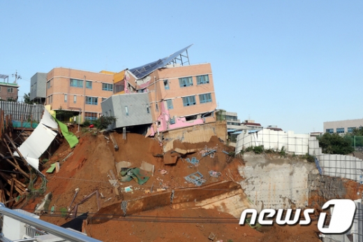 7일 오전 서울 동작구 상도초등학교 병설유치원이 인근 공사장 지반 침하로 기울어져 붕괴위험에 처해있다. /사진=뉴스1
