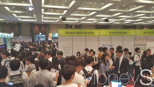 7일 서울 여의도 중소기업중앙회관에서 한국 제약·바이오산업 채용박람회에 주최 측 추산 5000여명의 취업준비생이 몰리며 인산인해를 이뤘다. /사진=허주열 기자