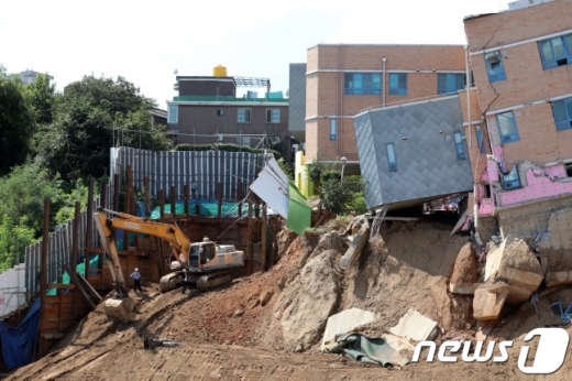 9일 서울 동작구 상도초등학교 병설유치원 인근 공사장 붕괴현장에서 관계자들이 기울어진 유치원 건물 철거 작업을 준비하고 있다. /사진=뉴스1