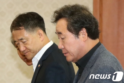 이낙연 국무총리(오른쪽)가 중동호흡기증후군(메르스) 확산 방지 대책 등을 논의하기 위해 9일 오후 서울 세종로 정부서울청사에서 열린 긴급 관계 장관회의에 참석하고 있다.왼쪽은 박능후 보건복지부장관. /사진=뉴스1