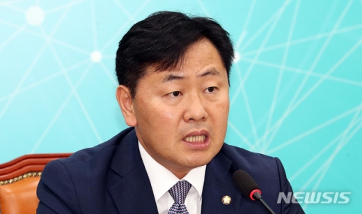 9일 오전 서울 여의도 국회에서 바른미래당 김관영 원내대표가 국회출입기자단 간담회를 갖고 판문점 선언 지지를 위한 결의안 채택에 대한 입장을 설명하고 있다. /사진=뉴시스