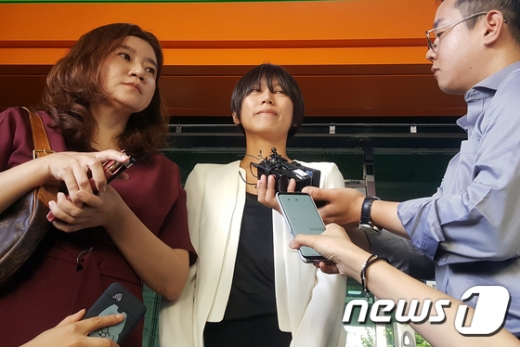 양예원씨(가운데)와 이은의 변호사(왼쪽)./사진=뉴스1