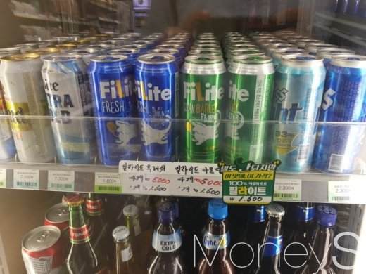 편의점에서 판매 중인 발포주 '필라이트'. /사진=류은혁 기자