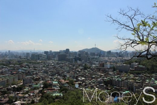 인왕산로 무무대에서 바라본 서울 도심 전경. /사진=박정웅 기자