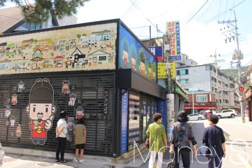 세종 기념품 판매점으로 변신한 형제이발소. /사진=박정웅 기자