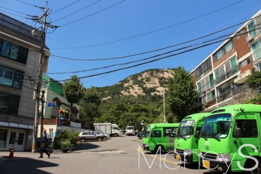 종로 9번 마을버스 종점을 뒤로 인왕산이 펼쳐진다. /사진=박정웅 기자