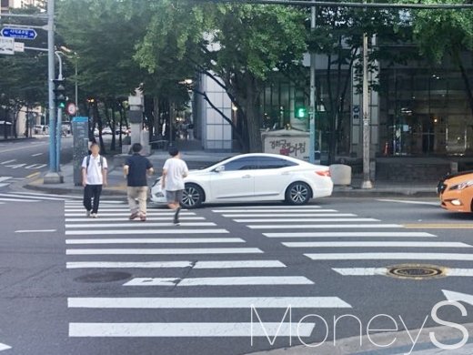 서울 종로구 사직동 횡단보도에 한 차량이 끼어들고 있다. 신호등이 초록불을 가리키지만 소용이 없다. /사진=강산 기자