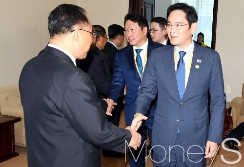 [머니S포토] 리용남 내각부총리 만난 이재용 삼성전자 부회장