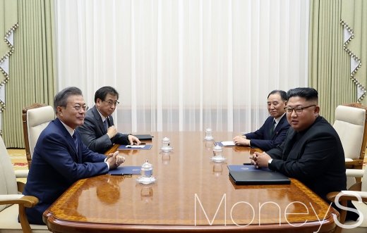 [머니S포토] 마주보고 앉은 남북 정상
