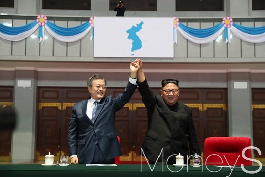 문재인 대통령과 북한 김정은 국무위원장이 19일 밤 평양 5.1 경기장에서 열린 '빛나는 조국'을 관람한 뒤 환호하는 평양 시민들에게 손을 들어 인사하고 있다. /사진=평양사진공동취재단
