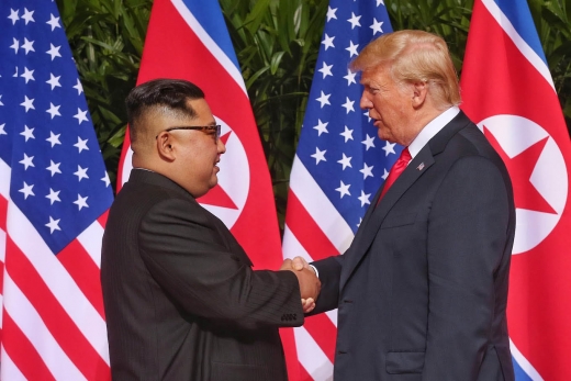 역사적 첫 북미정상회담이 열린 6월12일 싱가포르 센토사 섬의 카펠라 호텔에서 김정은 북한 국무위원장과 도널드 트럼프 미국 대통령이 회담에 앞서 악수를 나누고 있다. /사진=싱가포르 통신정보부 제공